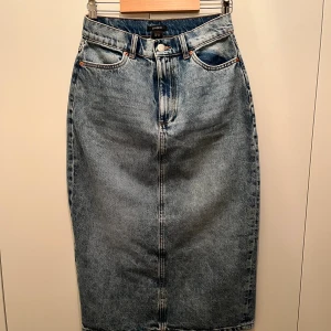 Jeanskjol stl 36 - Jeanskjol med högmidja midilängd från Lindex i pennkjolsform. Superfin och använd en gång. Köparen står för frakt, kan mötas i Stockholm. 