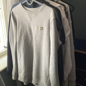 Lyle & Scott sweatshirt  - En grå tröja från märket Lyle & Scott, tröjan är lite kort på mig som är 176, så jag skulle rekommendera längden 165 - 175.