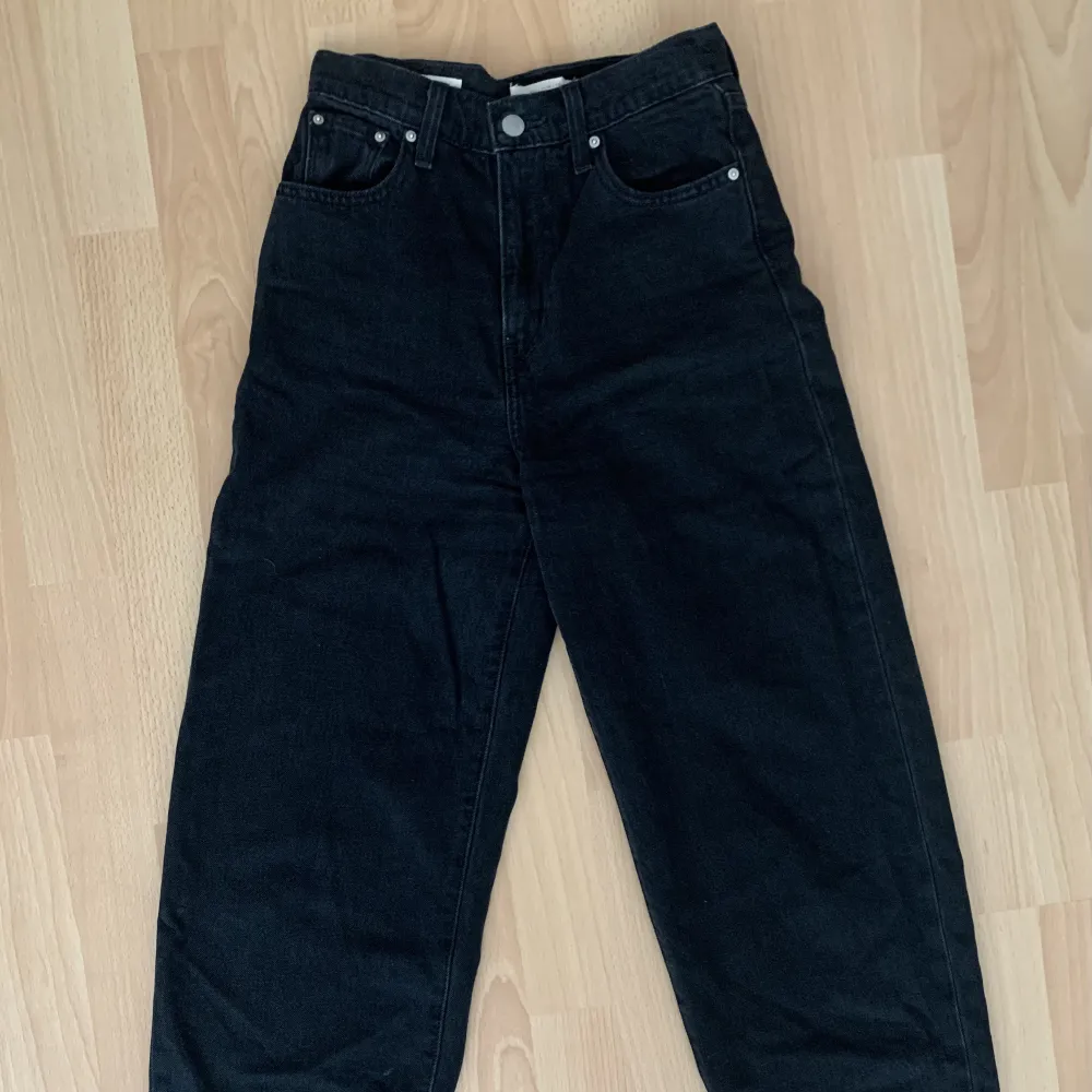 Levis jeans i mycket bra skick. Storlek 24 i midjan, storlek 26 i längd. . Jeans & Byxor.
