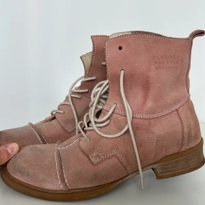 Skor  - Rosa fina lite högre skor med låg klack