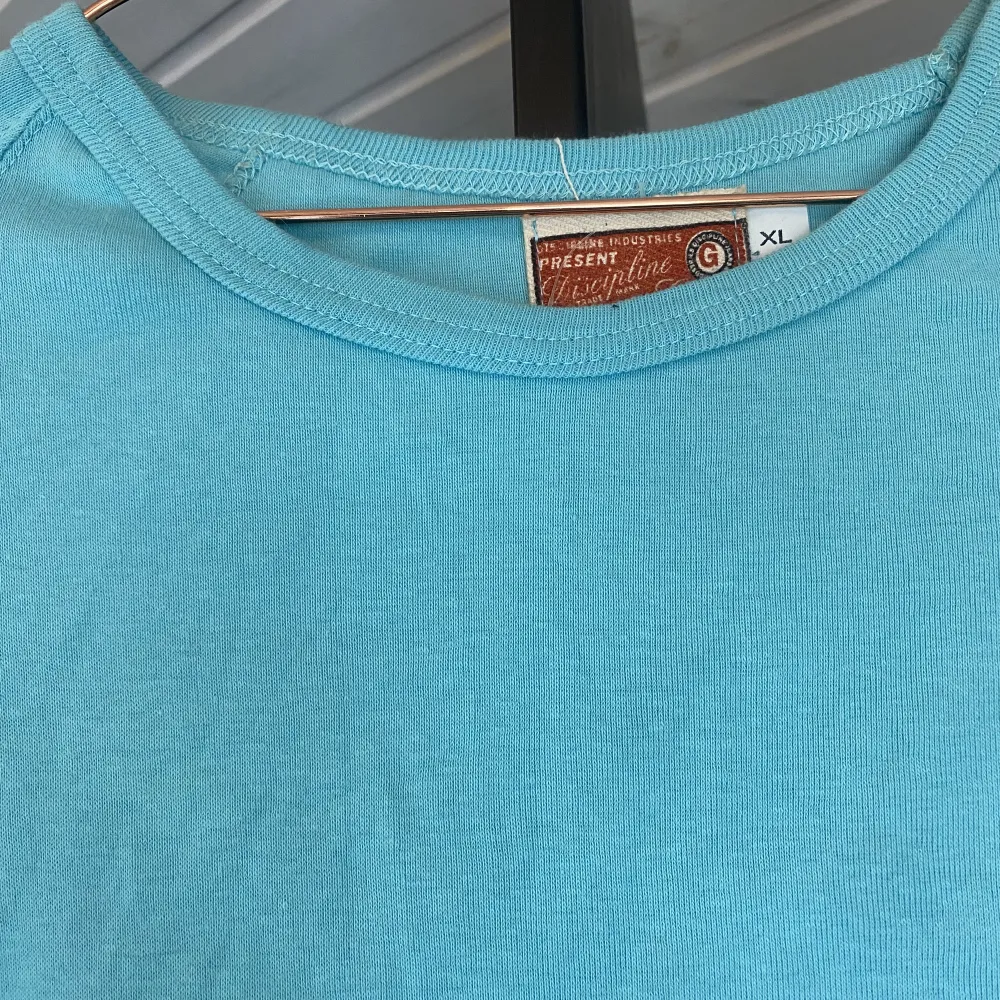 Säljer denna skut fina turkosa T-shirten. Storleken står xL men skulle inte säga att det stämmer. Skit fin att ha bak och fram. Färgen är magiskt och säljer för har två. . T-shirts.