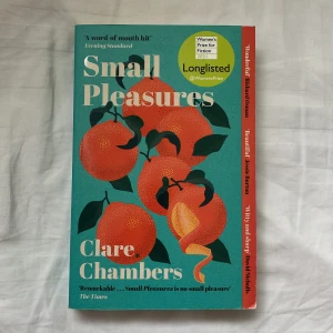 Small pleasures av Clare Chambers  - Köpt secondhand och i ett okej skick. Säljer då jag har 2 kopior. Skriv om du har några frågor eller vill ha mer bilder. Använd gärna köp nu knappen <3