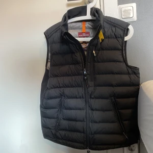 Parajumper väst M - Väst i storlek M, bra skick 9/10 och det bra pris med tanke på vad dom kostar helt nytt