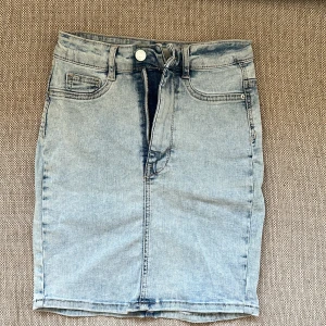 Jeans kjol - Jeans kjol från Gina Tricot märke Molly. 