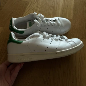 Adidas Stan Smith - Skor från adidas stan smith. Använda en gång så helt oberörda i skicket. Storlek 38. 