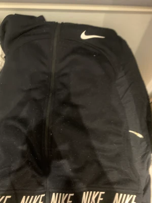 Nike kofta  - Använd men för liten nu för kort i armarna 