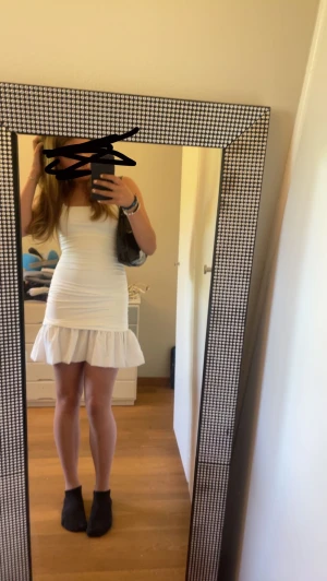 Vit tajt klänning!🤍 - En superfin klänning från SHEIN! Aldrig använd och i stretchigt material. Köpt för: 179kr materialet är tjockt och hög kvalitet! Den är inte jätte liten i storleken men inte heller stor.