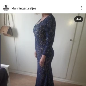 Lång festklänning - Lång festklänning med märket jovanni. Köpt för 6000 säljer för 2500. Storleken är M och finns i Sollentuna i Stockholm. Endast använd en gång och är i god skick.