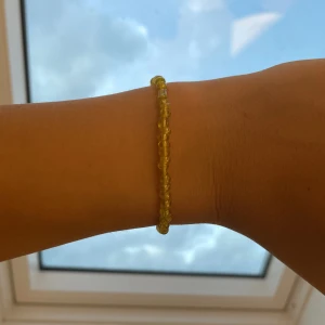 Pärlarmband  - Ett gult pärlarmband i storlek s men finns också i fler storlekar om man vill ha, kontakta oss om de finns frågor eller om du är intresserad!💛