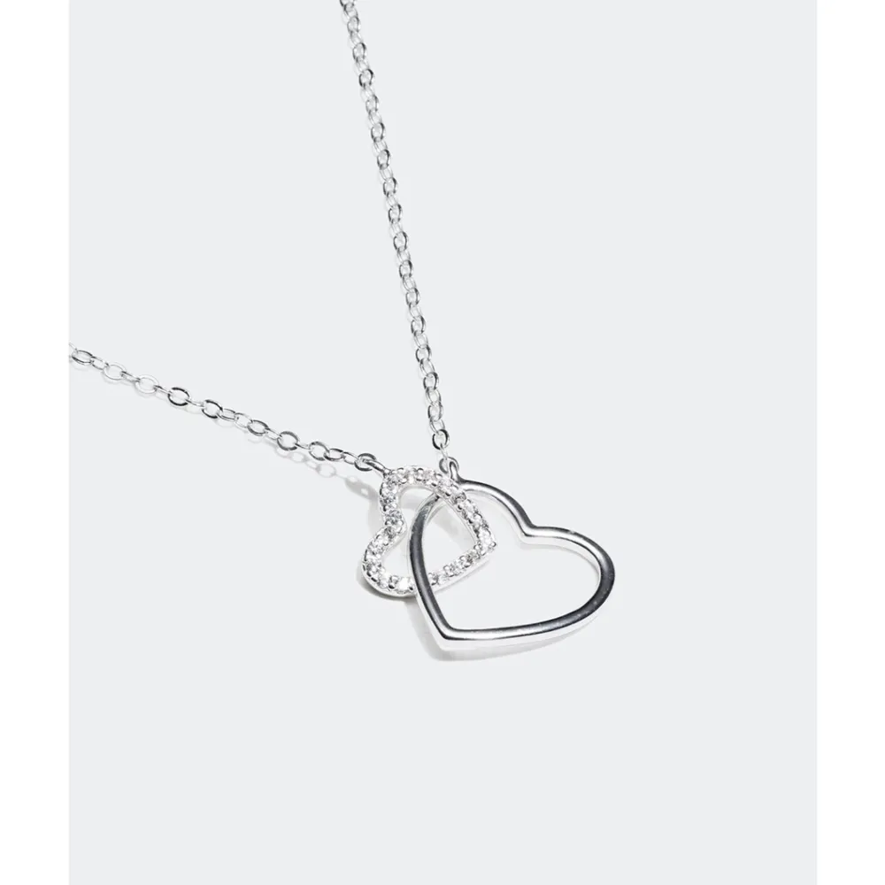 Äkta silver halsband med två hjärtan. Den har tre olika storlekar. Aldrig använt! Den köptes för 249. Accessoarer.