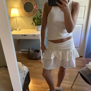 Kjol - Säljer denna volang kjol från Gina tricot i väldigt bra skick