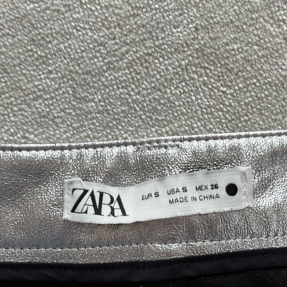 Säljer dessa superfina silver byxorna från Zara. Dem är slutsålda och därför väldigt efterfrågade. Super trendiga, men har dock slitningar vid knäna. Dm för bättre bild. Köparen står för frakt💕💕💕. Jeans & Byxor.