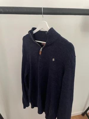 Morris half zip - Riktigt stilig Morris halfzip. Går att ha skjorta eller piké under, går att andjända i varsam lika som i finare tillställningar