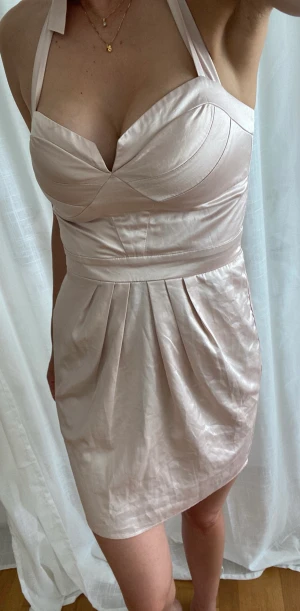 Klänning från bikbok. - Inköpt för flera år sedan. Använd ett fåtal ggr. Storlek small