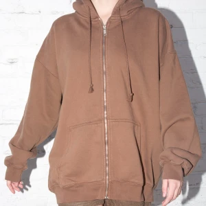 brandy melville christy zip hoodie - oversized hoodie från brandy melville. modellen heter christy zip up hoodie. nypris är ungefär 450kr!  nyskick, bara använd ett par ggr 🤍🤍 suuupermysig material