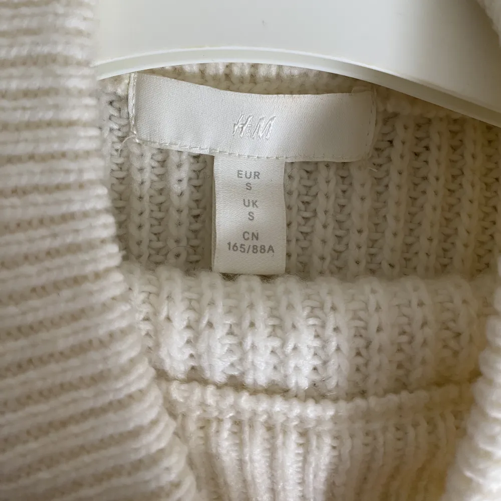 En tröja från H&M med pärlor på ärmarna som användes ett par gånger, jätte skönt och bekvämt och passar perfekt till vintern eller hösten. Storlek S. Stickat.