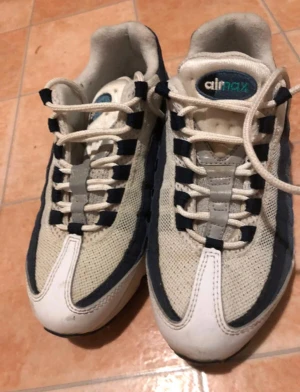 Nike air - Nike air skor. Använda ett par gånger. Passar både tjejer o killar. Storlek 36.5. 
