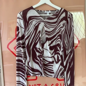 Topp från topshop  - Fin topp från topshop, använd 1 gång 🍓 storlek 38! 