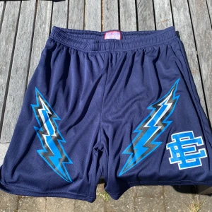 Eric Emanuel blå bolt shorts - Säljer Ee bolt shorts för att det va fel storlek köpte xl men det känns som L Vet ej pris därför säljer jag dom för 900kr det känns rimligt pris kan såklart diskuteras