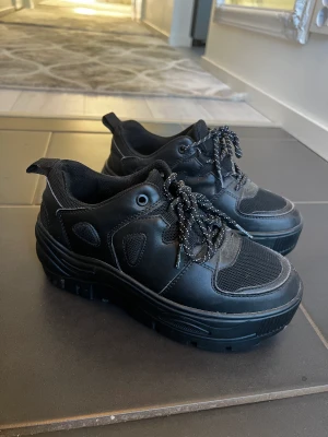 Skor - Helt nya svarta skor i bra kvalitet och pris. Har aldrig använt de för att jag fick de i present och de är inte i min smak. Om du är intresserad hör av dig. Pris kan diskuteras