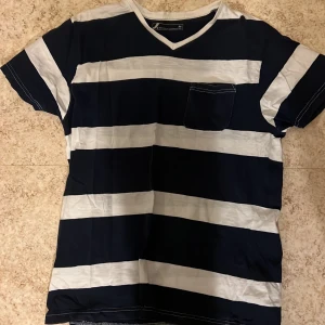 T-shirt - En randig t-shirt från dressman i mycket bra skick!