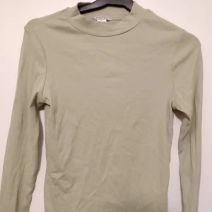 Långärmad ribbad tröja - Ljus grön ribbad långärmad tröja med lite turtleneck 