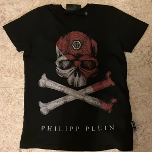 Philipp plein t-shirt - En philipp plein T-shirt i mycket bra skick! Säljer då jag aldrig använt. 