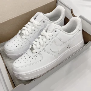 NIKE AIR FORCE 1 '07 - NIKE AIR FORCE 1 '07, i storlek 38. Helt nya. Upphämtning i västernorrland annars skickas det samma dag. Fler bilder finns vid förfrågan.