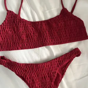 Supersnygg mörk-röd bikini. Köpt utomlands så vet tyvärr inte märke!