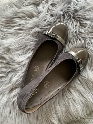 Ballerinaskor - Ballerinaskor i fint skick! STORLEK 41. Använd 1 gång tidigare 