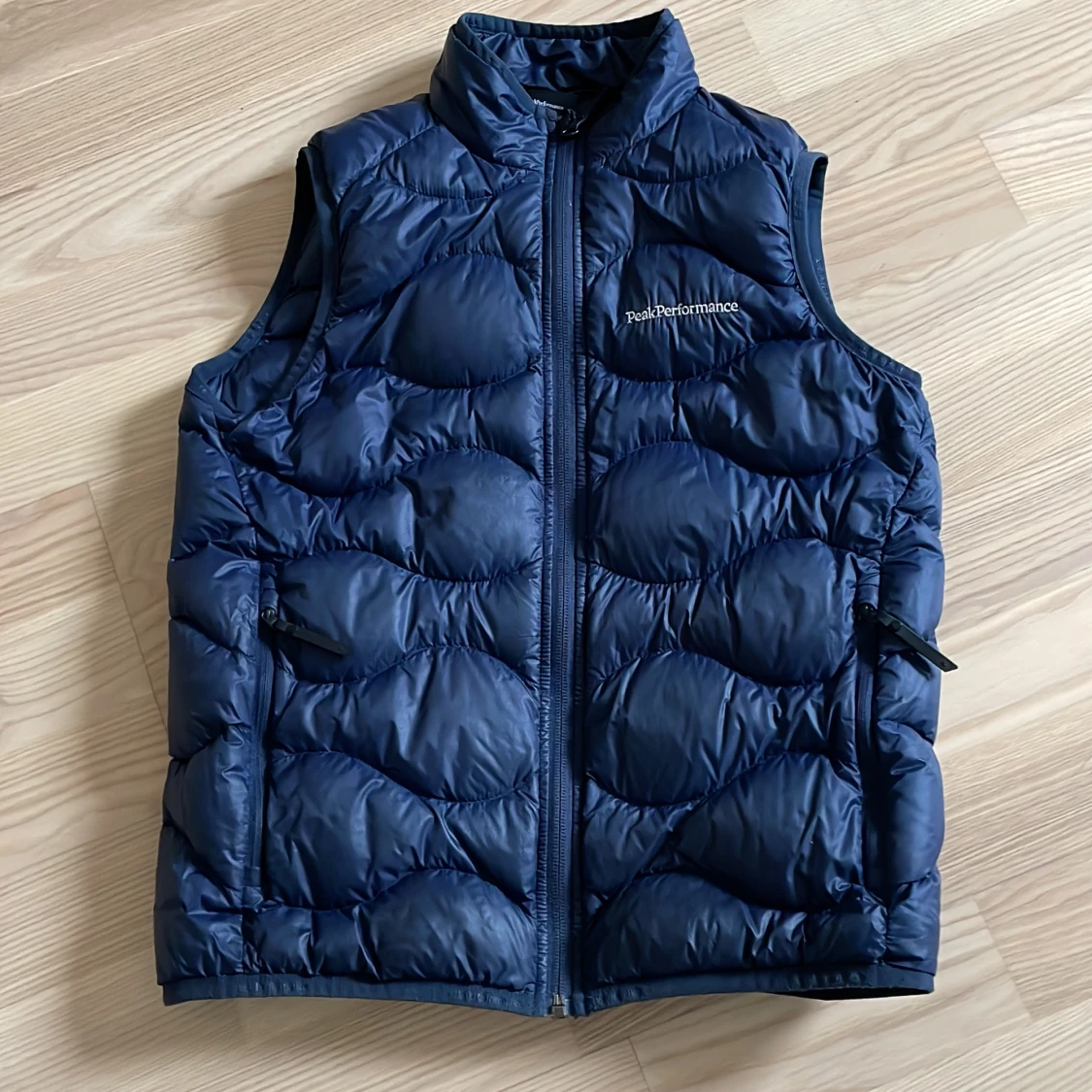 Mörkblå Peak performance väst