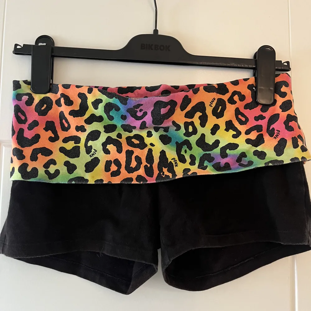 Snygga yoga shorts från Victorias secret. Använda men har absolut mer att ge!. Shorts.