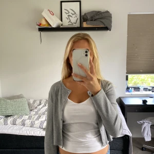 Kofta - Grå kofta från Zara i storlek S. Säljer pga aldrig kommer till användning😊