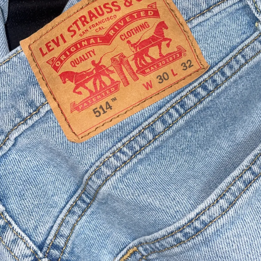 Levis Jeans knappt använda. Köpt för 900kr storlek W30 L32. Jeans & Byxor.