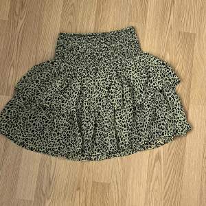 Jättefin kjol från Kappahl i barnstorlek 170 vilket motsvarar xs. Kan också bäras av någon som bär s då den är stretch. Använd 1 gång. Grön/svartmönstrad. Pris kan diskuteras