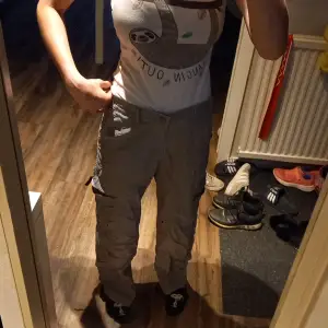 Cargo pants från kappahl, jag har lagat dom en gång och det syns inte när man har på sig dom. 