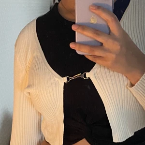 Vit kofta - En söt topp/kofta, nästan aldrig använd. 