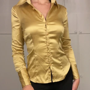 Satinskjorta - Satinskjorta i typ senapsgul färg från Vero Moda. Den är i storlek M och i mycket bra skick. 