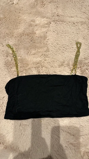 Linne från Shein - Den är använd 1 gång och är i perfekt skick, lite stor vid banden då man inte kan välja själv hur små/stora de ska vara.