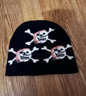 Mössa med döskallar - En marinblå mössa med döskallar på sig. 