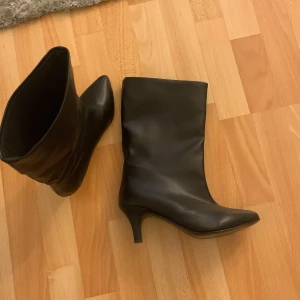 Fina klackskor  - Säljer mina fina klackskor helt oanvända ifrån Zalando. Säljer pågrund av fel storlek. Hör av för fler bilder eller frågor💞