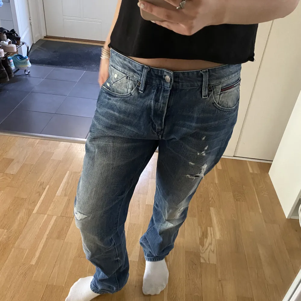 Håliga jeans från Tommy Hilfiger köpta second hand!. Jeans & Byxor.