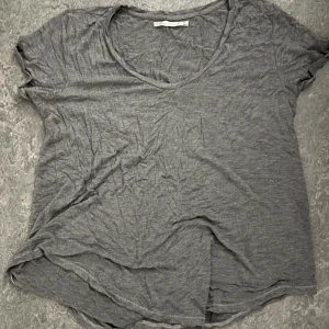 Grå t shirt - Grå t shirt, knappt använd, storlek M, 30 kr + frakt 