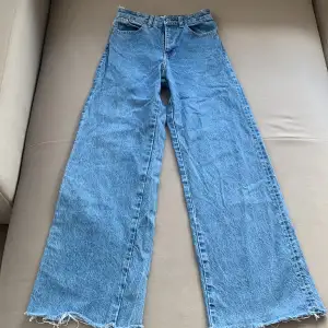 Säljer dessa högmidjade jeans från zara denim som fortfarande är i bra skick. 