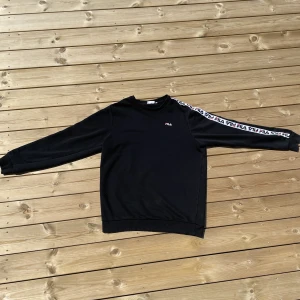 FILA tröja i Svart - Hej jag säljer en FILA tröja i storlek L. Plagget är använt fåtal gånger och är i utmärkt skick!❤️‍🔥