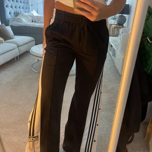 Adidas byxa - Säljer då den ej kommer till användning. Öppningsbara sidor med knappar, kan båda ha högmidjat & lågmidjad. Lite långa på mig(167cm) & stora i storleken  Köp sker via dm & köparen står för frakt 