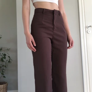 Bruna kostymbyxor - Bruna kostymbyxor, inte använda mer än 1 gång och har inga defekter,som nya!