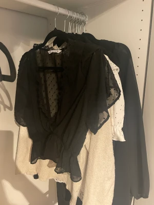 Swiss dot blus från zara - Denna slutsålda nya fina blus kommer tyvärr inte till användning och har endast används en gång. Storlek M men skulle säga att den passar s och xs