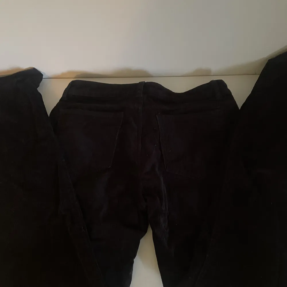 Lågmidjade svarta Manchester byxor från hm. I jättebra skick har inte använts mycket. Finns inga synliga defekter. . Jeans & Byxor.