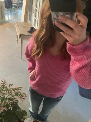 Stickad tröja  - Säljer denna stickade tröjan från Day då den inte kommer till användning längre. En skön stickad tröja som passar till sommar och vinter. Köparen står för frakt, använd göra köp nu. Kontakta mig för fler bilder eller frågor 🫶🏻